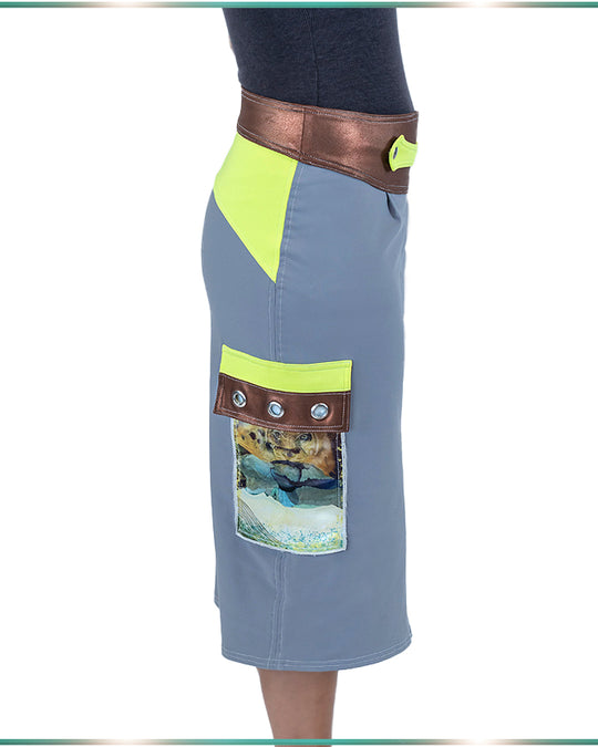 model showing the side view of the gray skirt with the side pocket with eyelets in copper and lime colors and its lion artwork